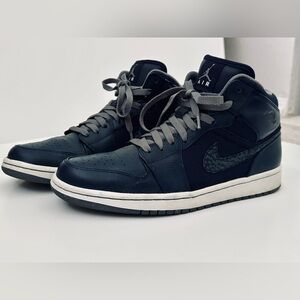 Nike Men's Dark Blue and Gray Sneakers
